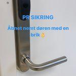Dørhåndtag med elektronisk lås og tekst om nem adgang med en brik.