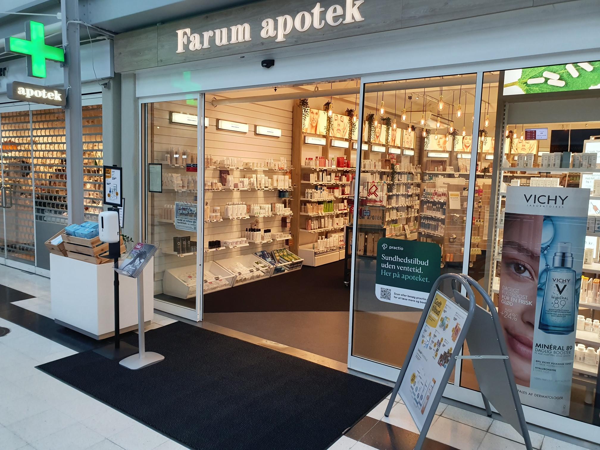 Indgangen til Farum apotek med hylder fyldt med medicin og skønhedsprodukter.