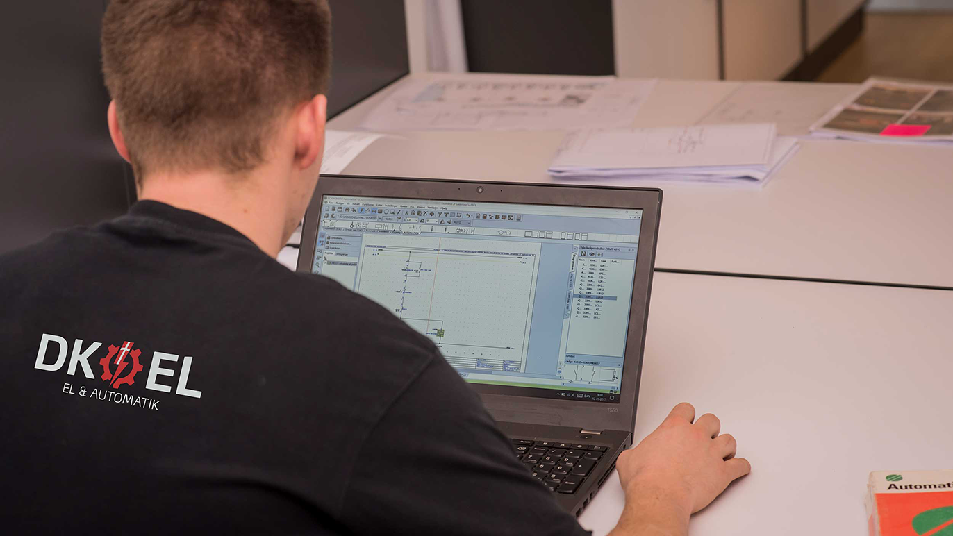 En mand arbejder på en bærbar computer med software til teknisk design på et kontor.