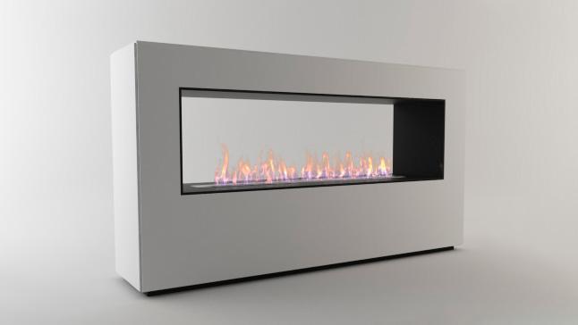 Moderne hvid pejs med glasfront og flammer, der skaber en hyggelig atmosfære i rummet.