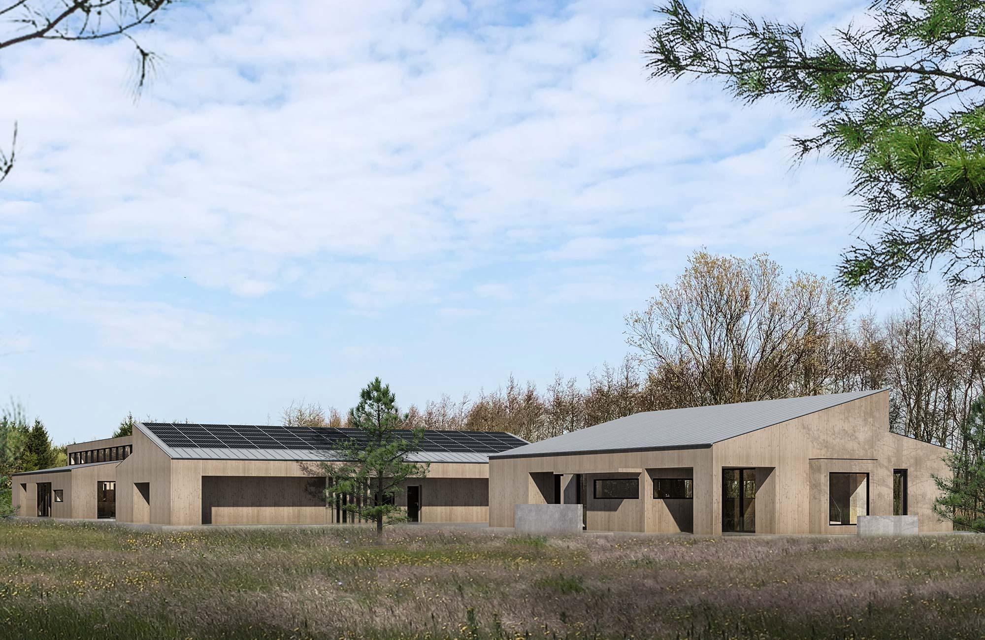 Moderne hus med træfacade og solpaneler, omgivet af græs og træer under en blå himmel.