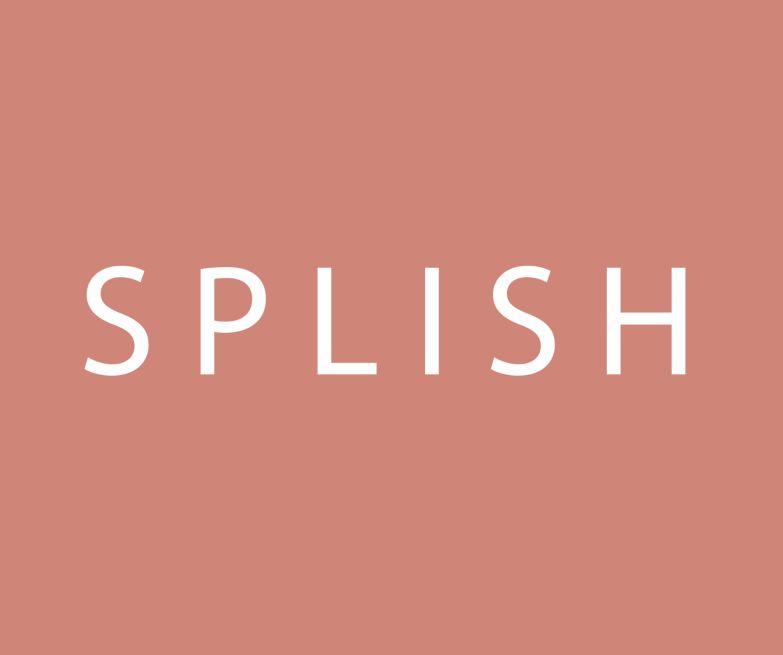 Logo med teksten "SPLISH" i hvid på en rosa baggrund.