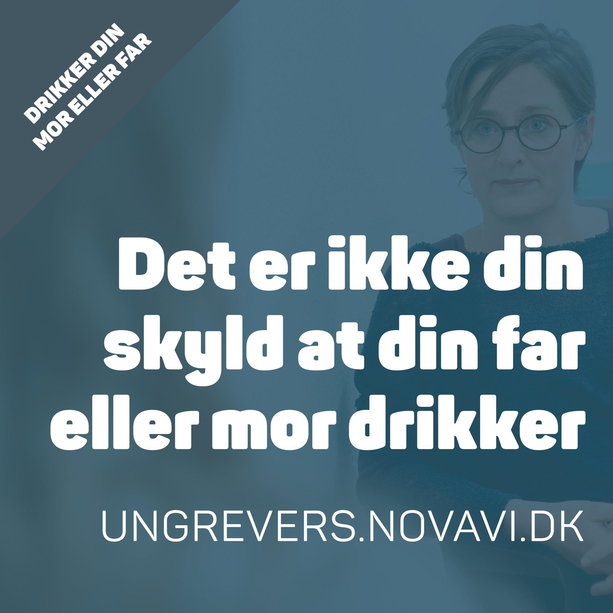 En person står med briller og ser alvorlig ud, mens teksten om alkoholmisbrug vises i baggrunden.