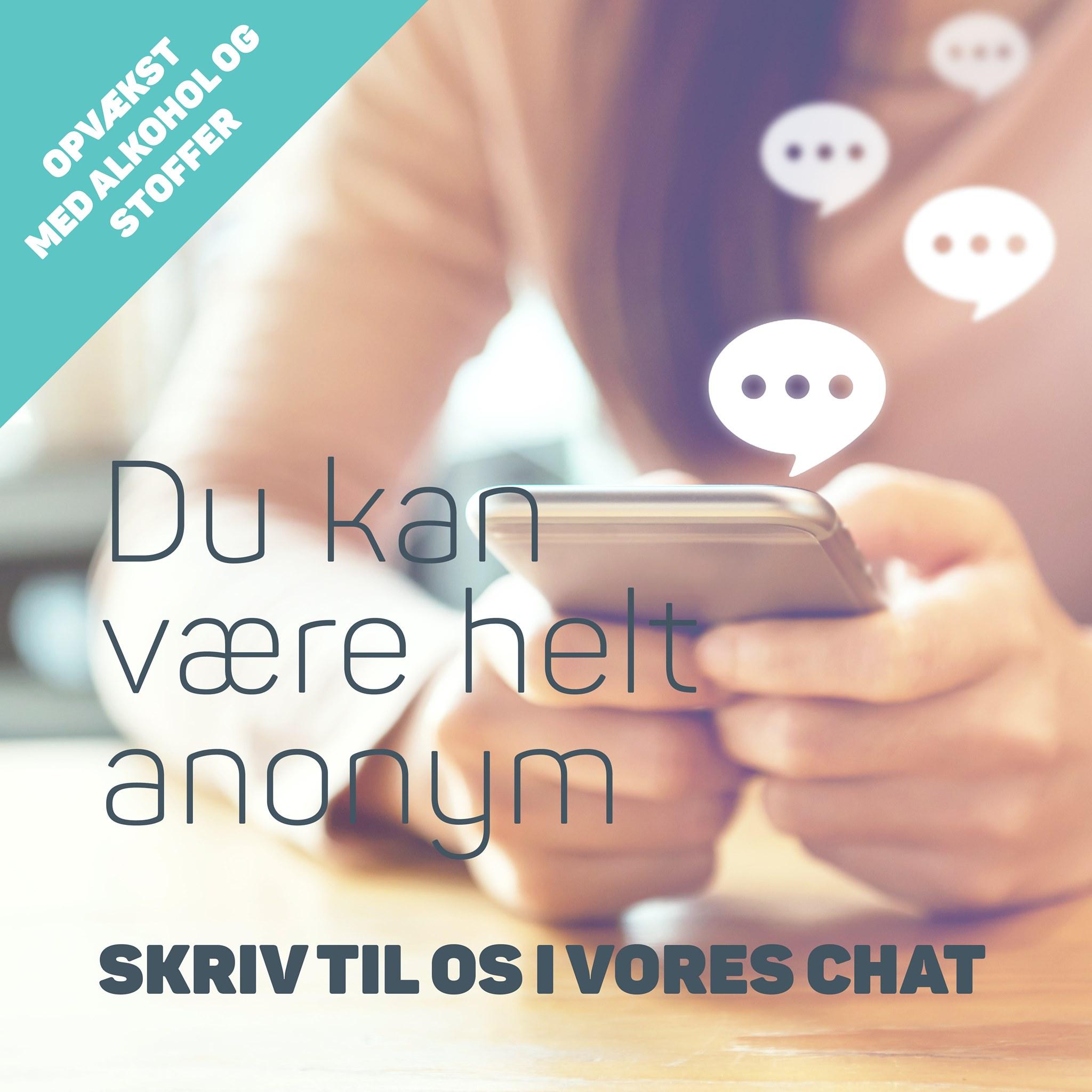 En person holder en smartphone med chatbeskeder, der opfordrer til anonym kommunikation om alkohol og stoffer.