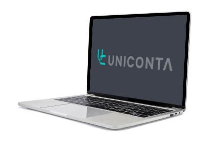 En bærbar computer med Uniconta-logoet på skærmen.