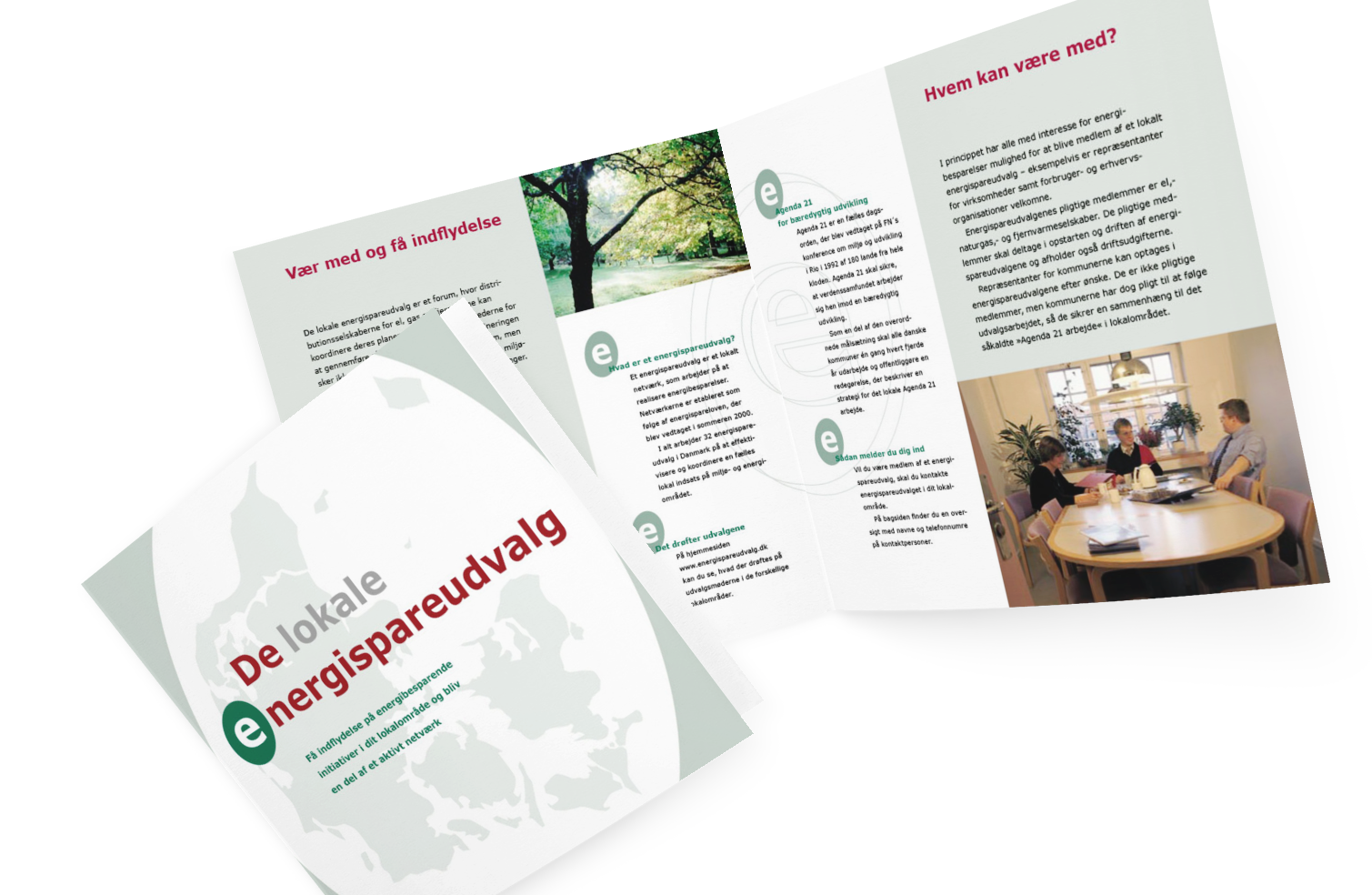 En folder om lokale energispareudvalg med billeder af natur og mennesker, der diskuterer ved et bord.