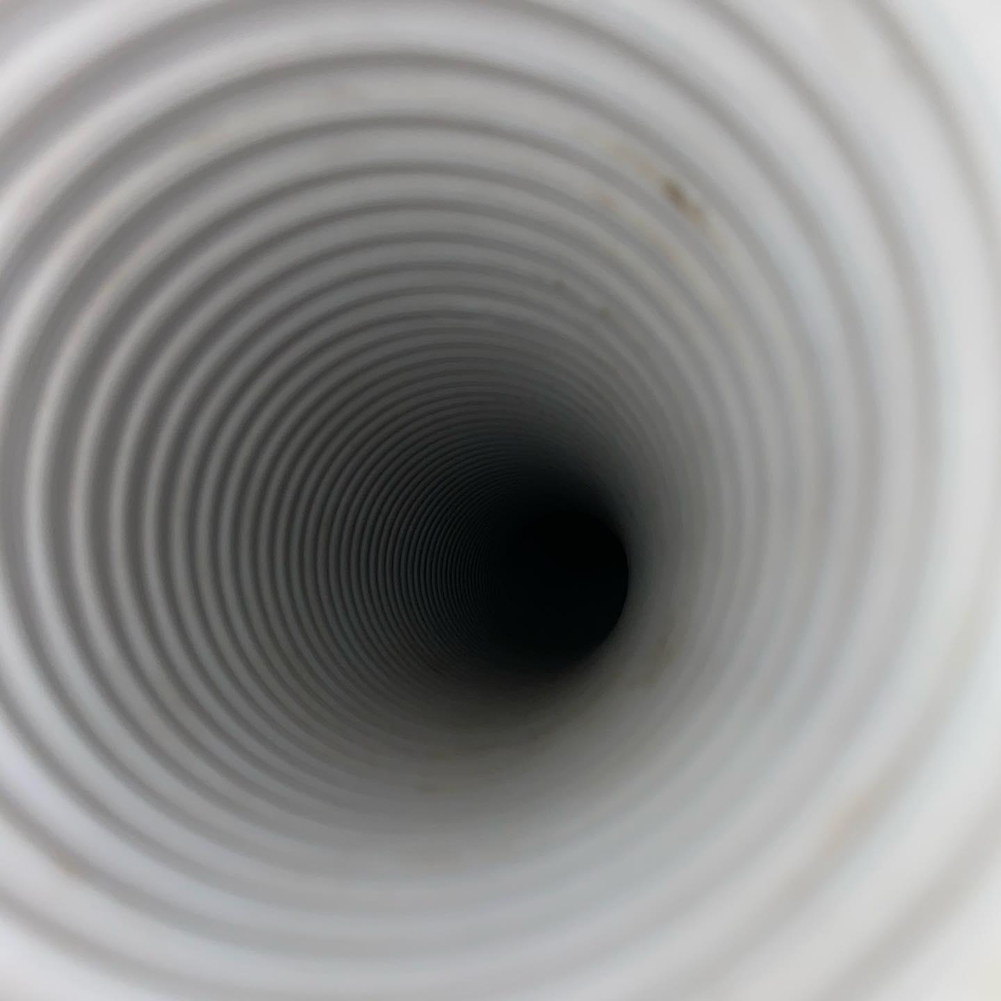 Billede af en hvid plastikkanal med synlige spiralformede mønstre indvendigt.