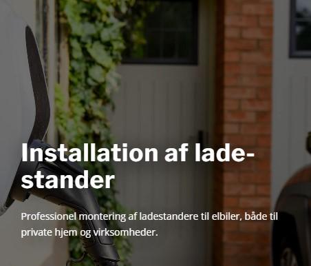 Installation af ladestander til elbiler ved en dør, med fokus på professionel montering til private hjem og virksomheder.