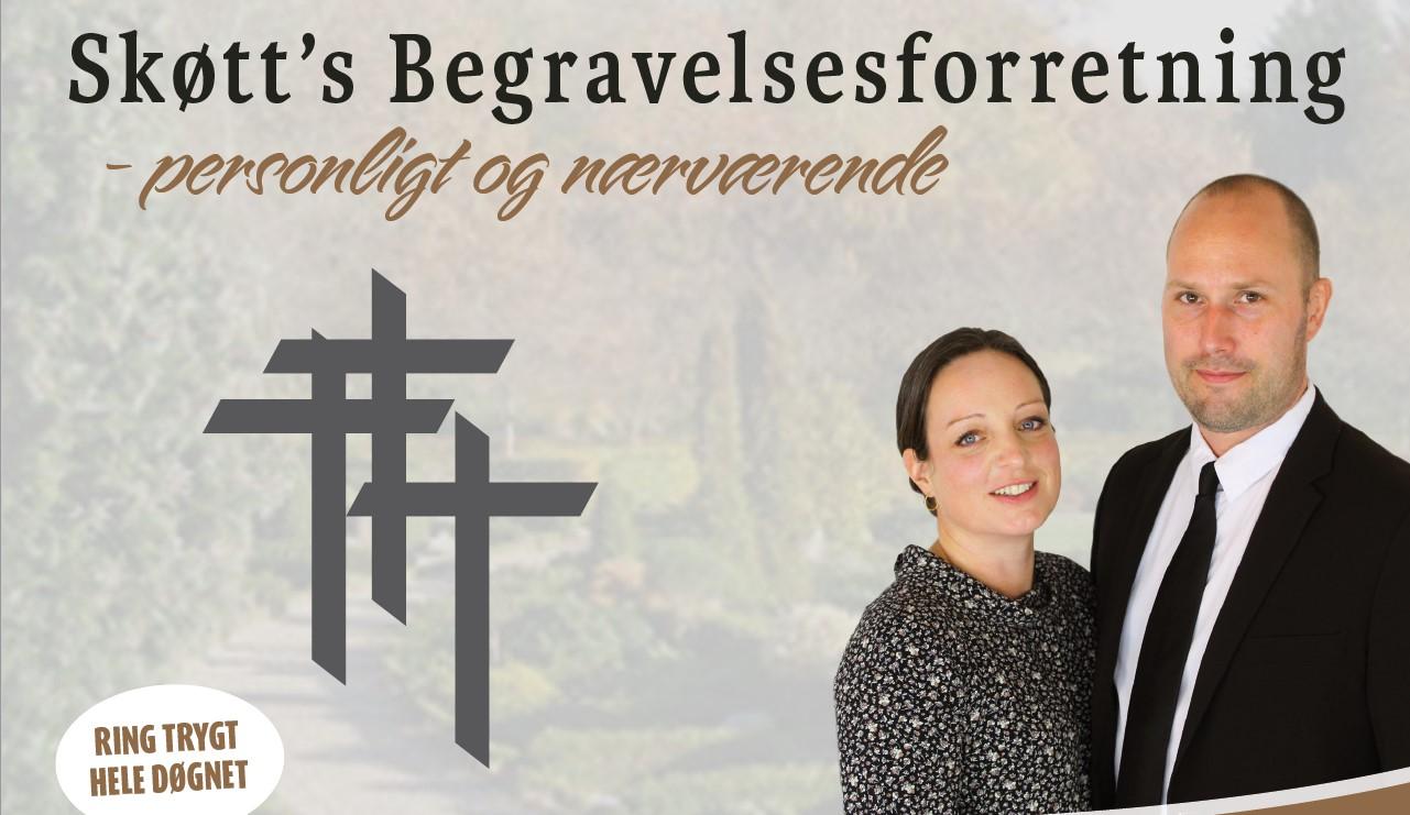 Skøtt's Begravelsesforretning med et par i formelt tøj, der står foran en smuk have.