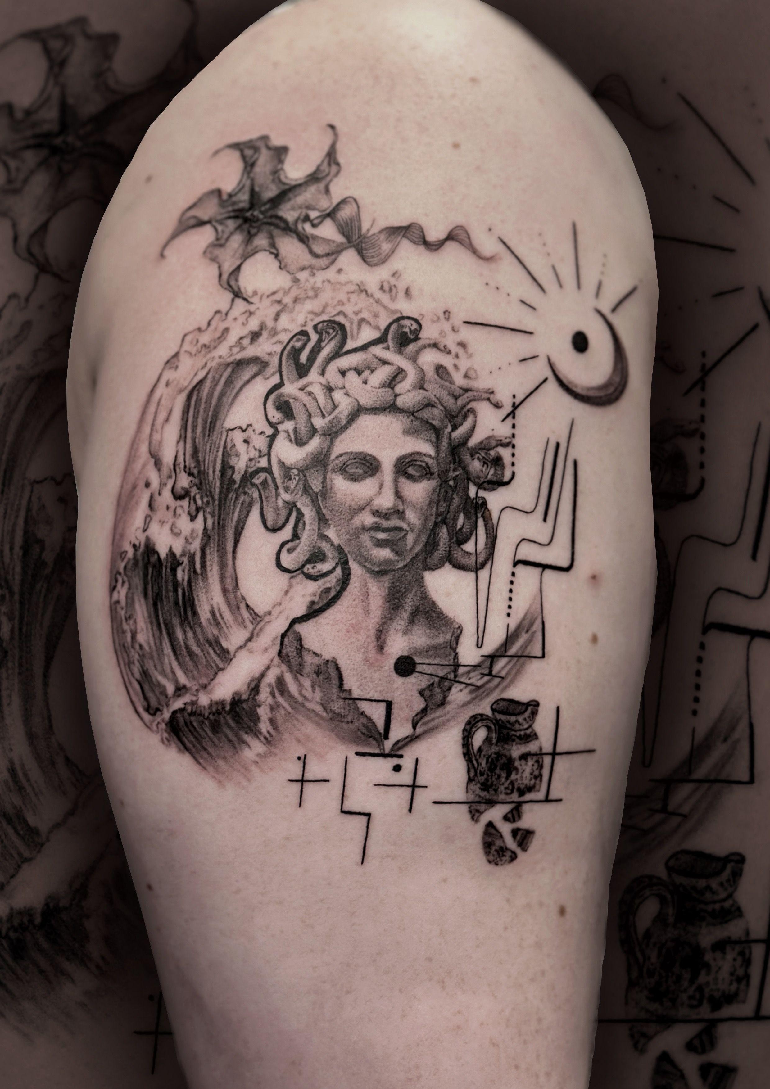 Tatovering af en kvinde med bølger og sol, omkranset af abstrakte mønstre og symboler på en arm.