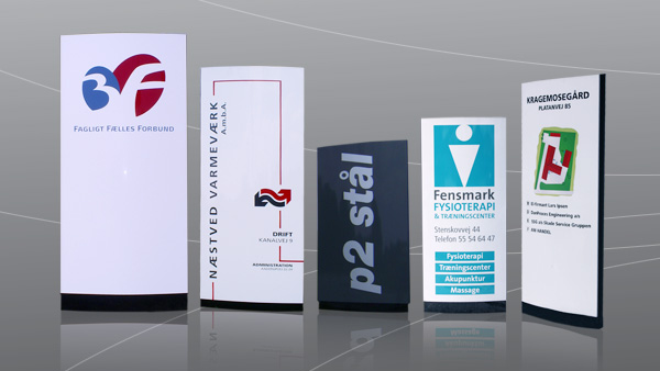 Billede af forskellige informationsskilt med logoer og tekst fra virksomheder som p2 stål og Fensmark Systemer.