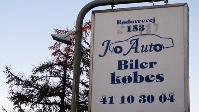 Skilt for Jo Auto, der køber biler, beliggende på Rødovervej 153 med telefonnummer 41 10 30 04.