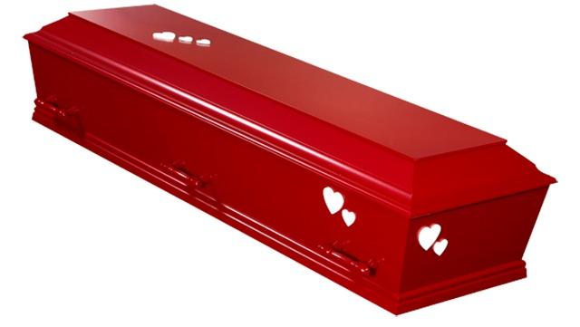 Rød kiste med hjerteformede udsparinger, der symboliserer kærlighed og minde.