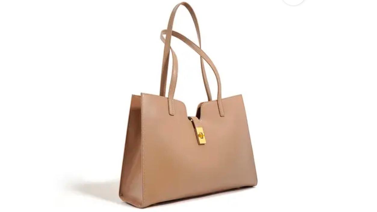 En elegant beige håndtaske med lange stropper og en guld lås.