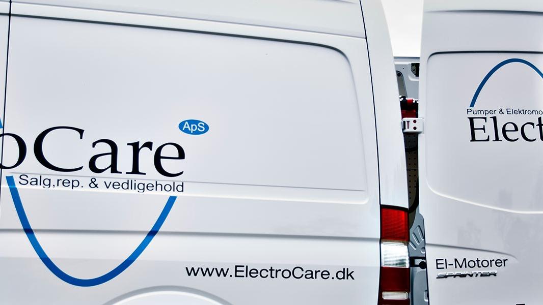 En hvid varevogn med logoet for ElectroCare, der tilbyder salg, reparation og vedligeholdelse af el-motorer.
