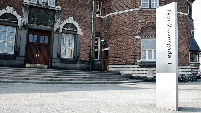 Nordhavngade skilt ved en bygning med mursten og trapper i København.