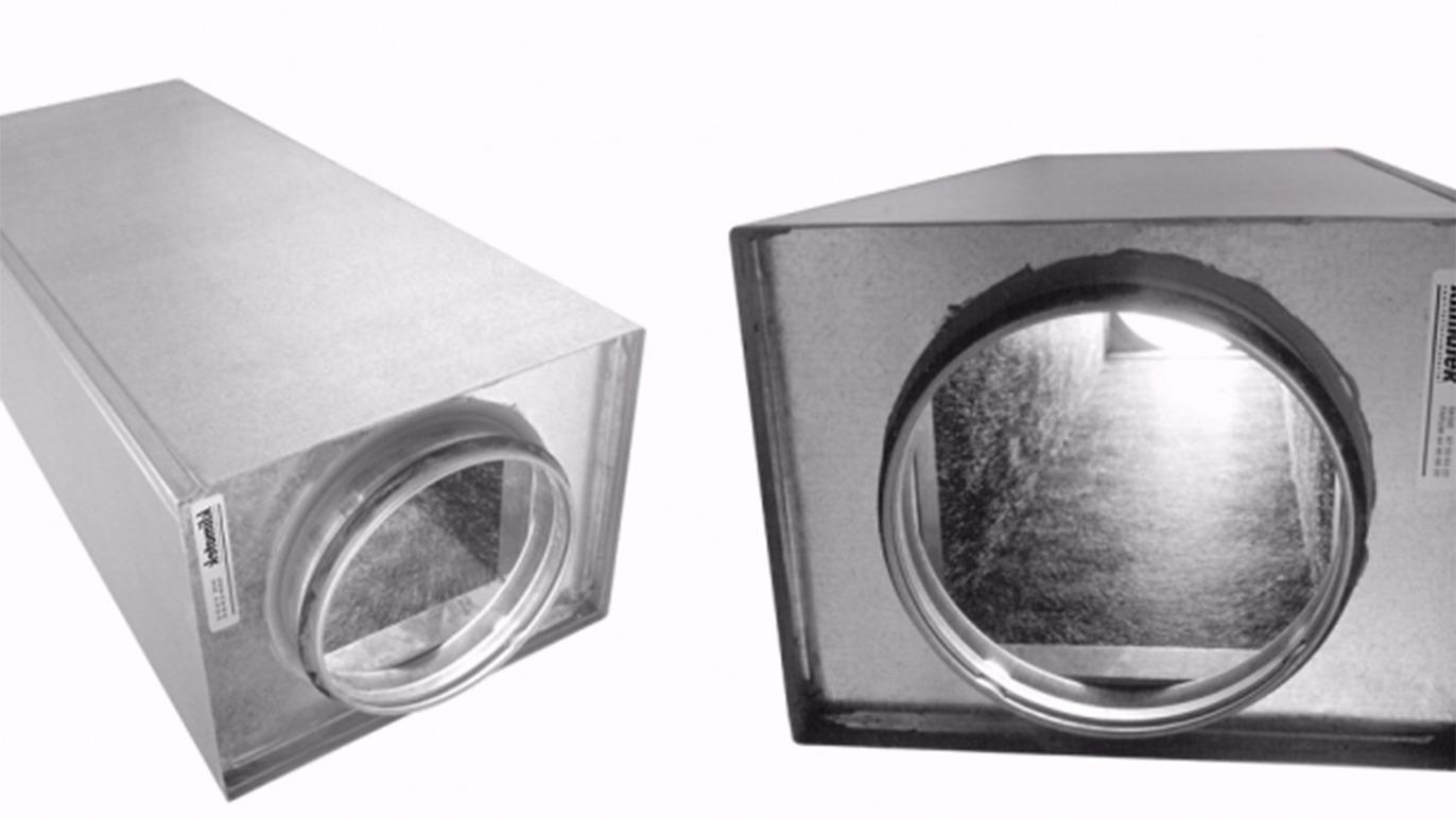 To ventilationskanaler i metal med runde åbninger i enderne, designet til effektiv luftstrøm.