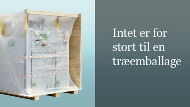 Træemballage med plastovertræk, der beskytter indholdet, står på en palle med tekst om emballagens styrke.