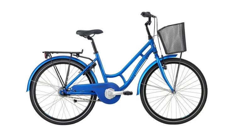Blå damecykel med kurv foran og bredt sadel, ideel til bykørsel og daglig transport.