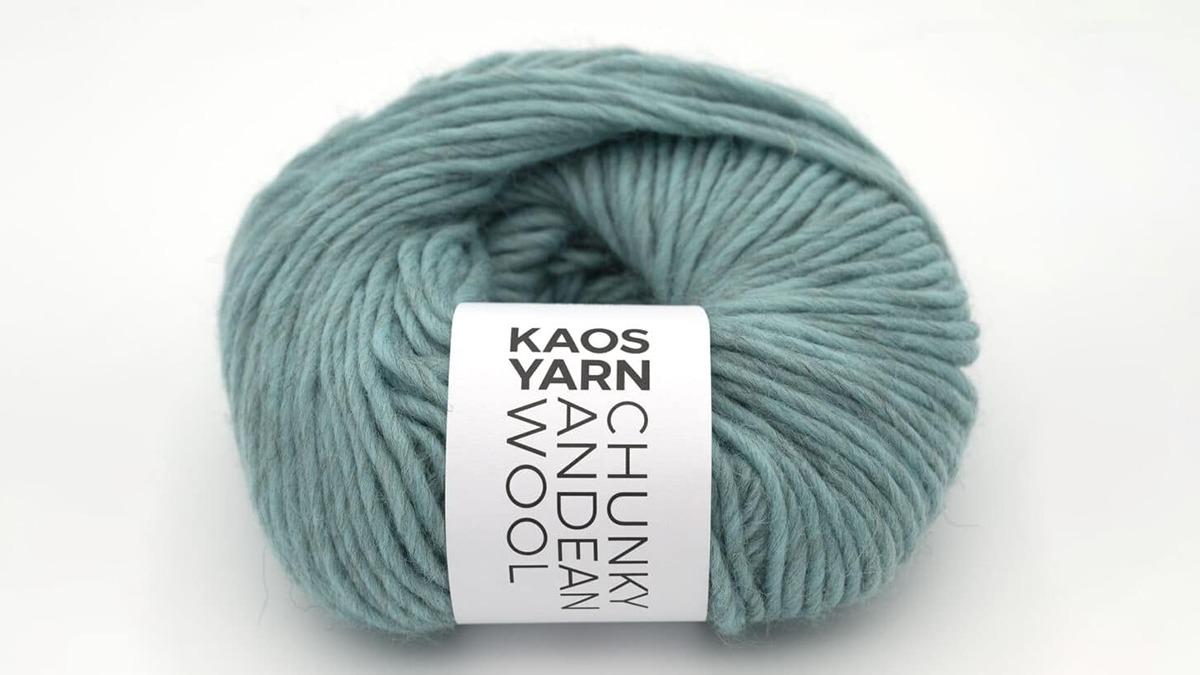 En nøgle chunky garn i en blød, mintgrøn farve med et mærke fra Kaos Yarn.