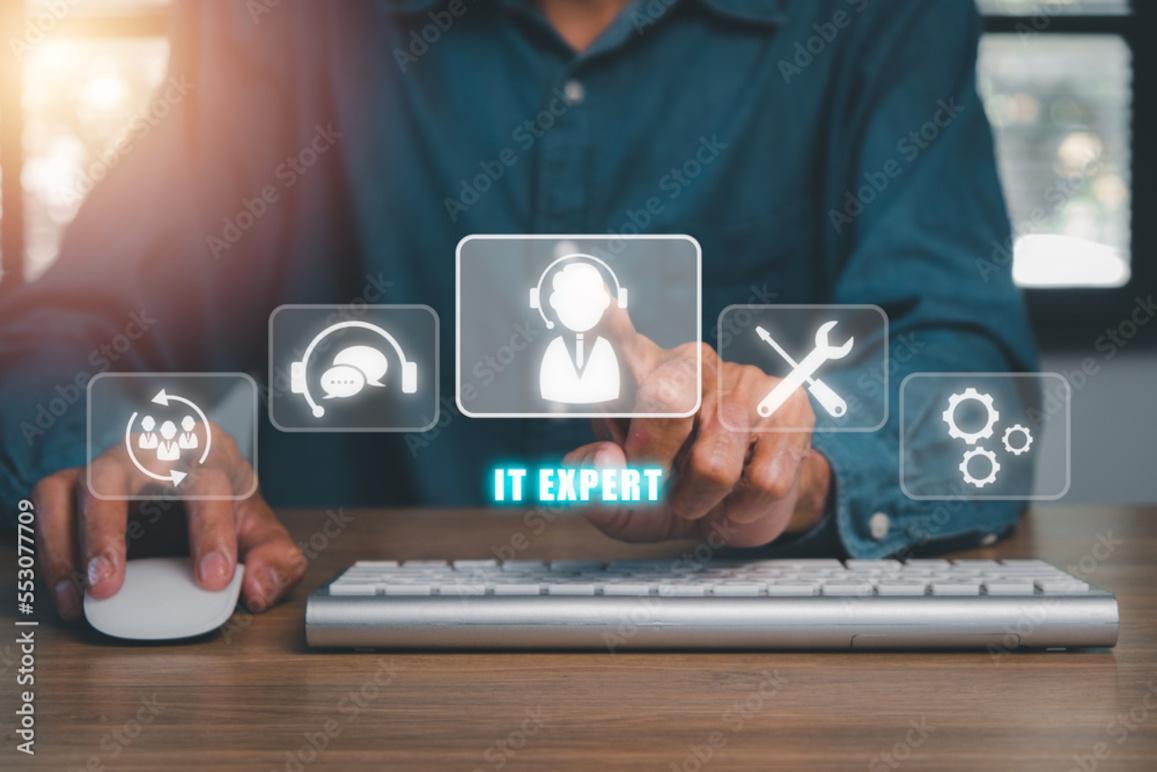 IT-ekspert arbejder ved en computer med ikoner for support, værktøjer og indstillinger på skærmen.