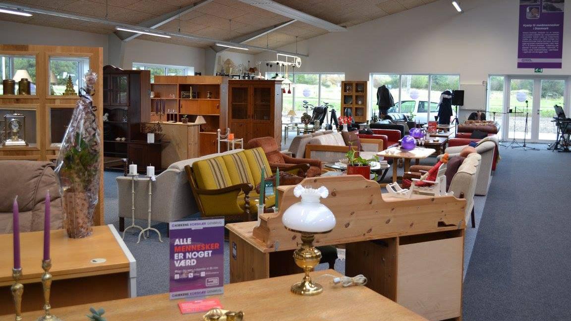 Møbelbutik med forskellige møbler som sofaer, borde og lamper i et lyst og rummeligt lokale.