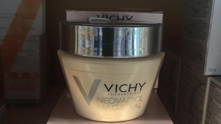 Vichy Neovadiol Magisterial ansigtscreme i en rund krukke med sølv låg på hylde i butik.