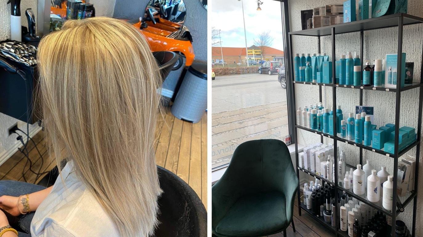 En kvinde med lyst hår sidder i en frisørsalon, mens hylderne viser forskellige hårprodukter.