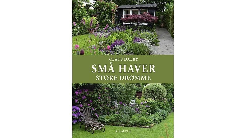 Billede af en bogomslag med titlen "Små haver, store drømme" og en have med blomster og en hytte i baggrunden.