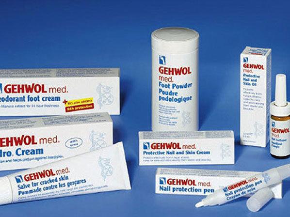 Gehwol med fodplejeprodukter, herunder fodcreme, fodpulver, neglebeskyttelse og salve til sprukne hæle.
