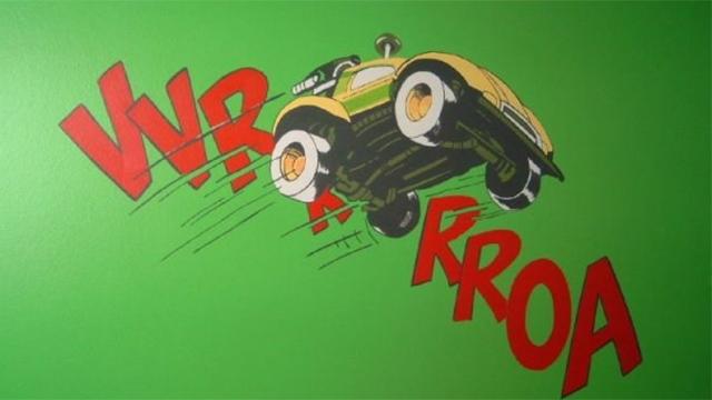 En tegning af en bil, der hopper over jorden med lydeffekter som "WRRROOA" i baggrunden.