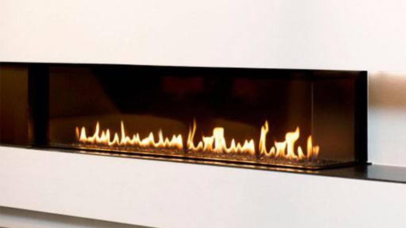 Moderne pejs med flammer, der brænder i en elegant, minimalistisk indretning.