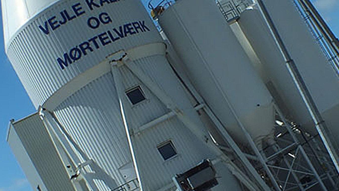 Vejle Kald og Mørtelværk med store siloer til opbevaring af byggematerialer.