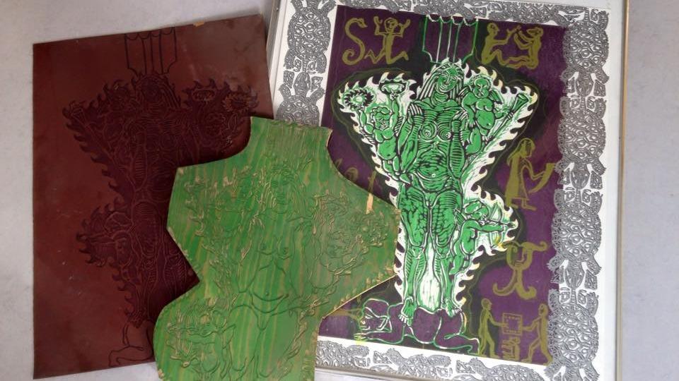 Grønne trykplader og kunstværker med detaljeret mønster og ramme i en kreativ samling.