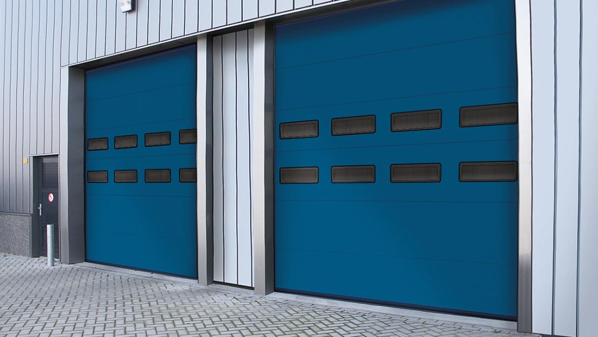 To store med blå garageporte med vinduer i en moderne bygning.