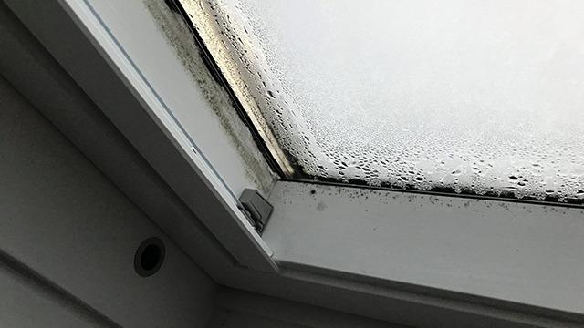 Fugtskjolder og kondens på en tagvindue, der viser tegn på dårlig ventilation.