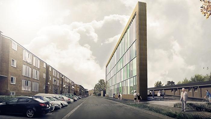 Moderne bygning med glasfacade på en gade med parkerede biler og mennesker, der går forbi.