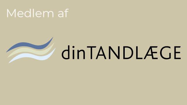 Medlem af dinTANDLÆGE logo med bølger i blå og grøn farve på en beige baggrund.