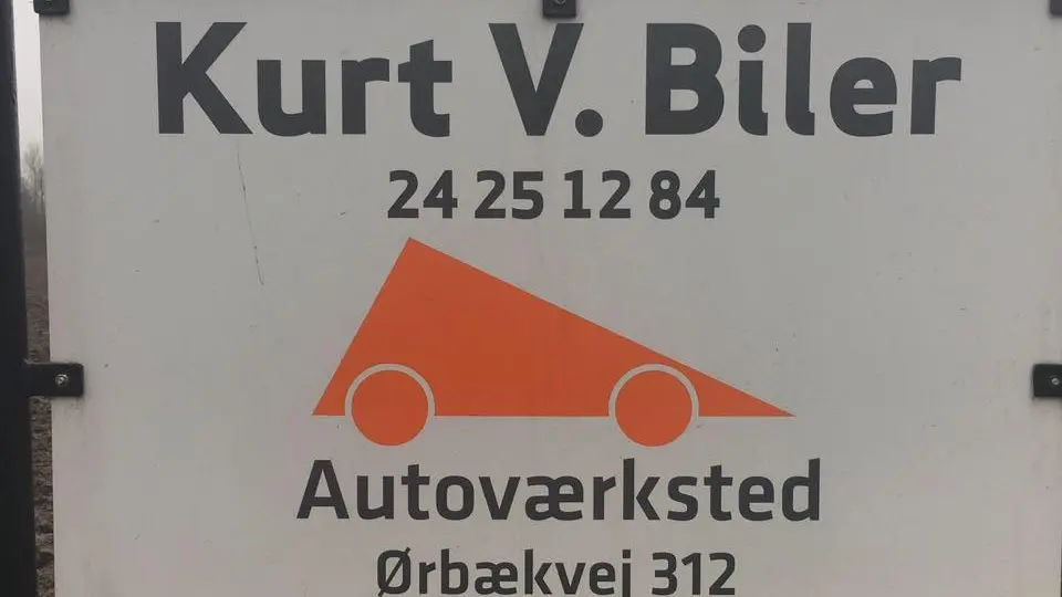 Kurt V. Biler skilt med telefonnummer og adresse til autoværksted på Ørbækvej 312.