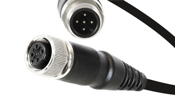 Billede af en M12 stikforbindelse med seks pins og en sort kabel.