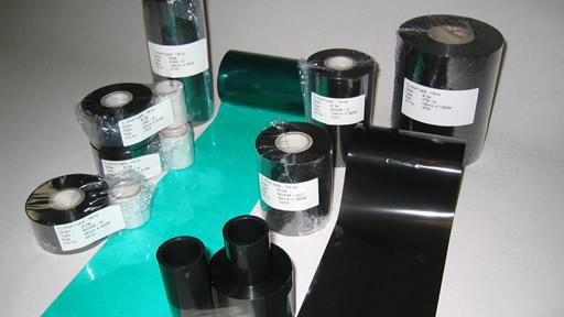 Billede af forskellige ruller med farvet plastfolie og tape i sort og grøn, pakket i plast.