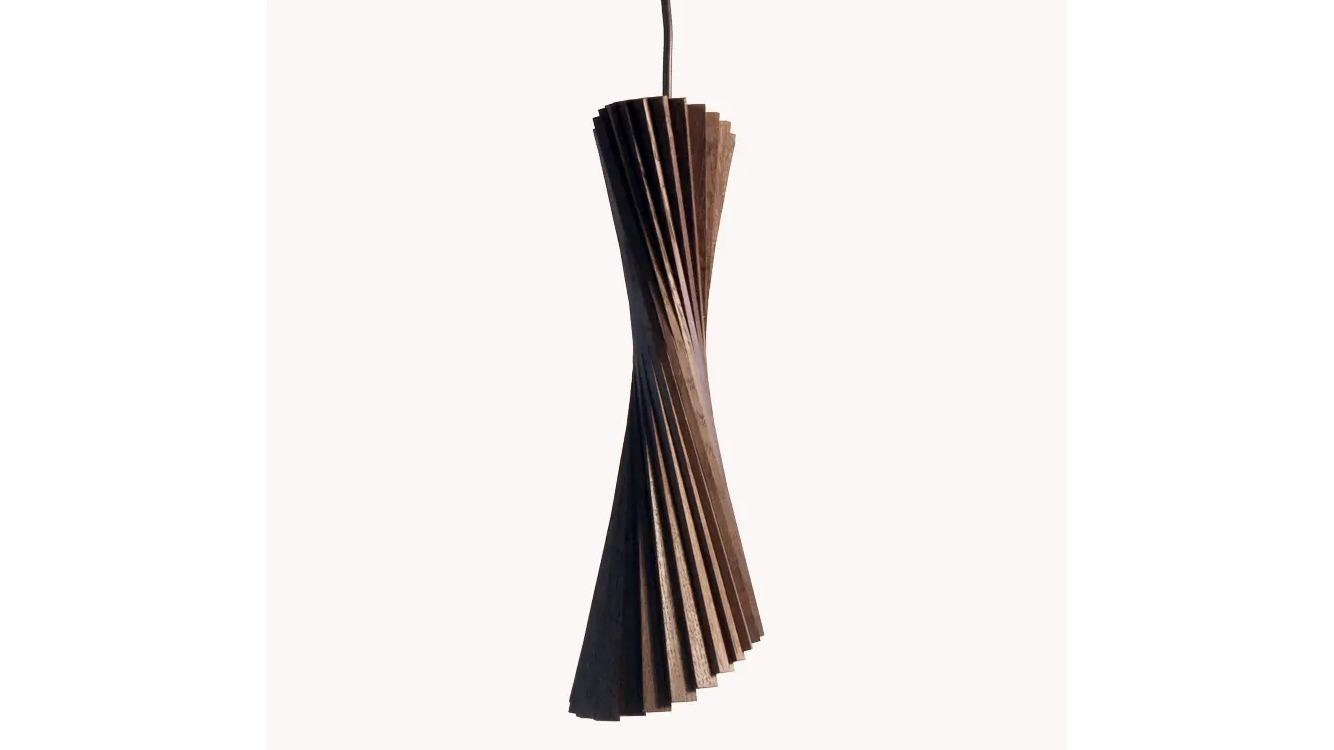 En moderne pendel lampe i træ med en spiralformet design, der hænger fra loftet.
