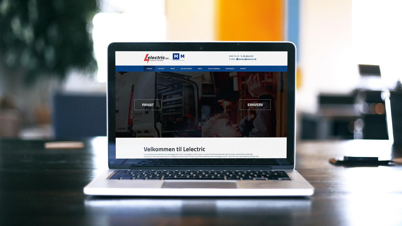 Bærbar computer med en hjemmeside åben, der viser information om laboratorier og teknologi.