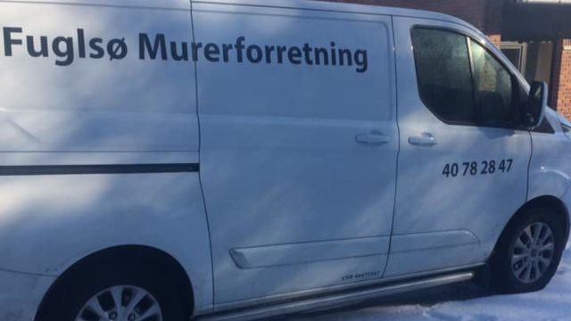 Fuglsø Murerforretning varevogn parkeret i snevejr med telefonnummer synligt.