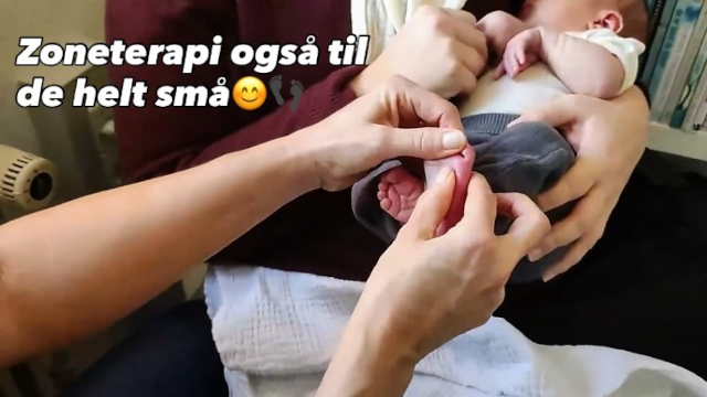 Zoneterapi til spædbørn, hvor en behandler arbejder med barnets fod i en tryg atmosfære.