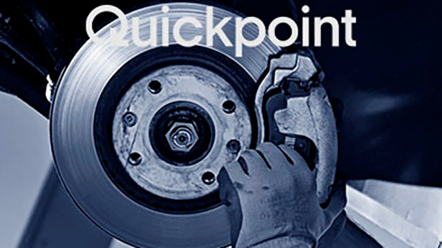 Bremsekaliber og skive fra en bil, med fokus på hånd, der arbejder på bremsesystemet. Quickpoint-logoet i baggrunden.