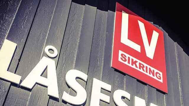 LV Sikring skilt på en væg med teksten "Låsesmed" i fokus.