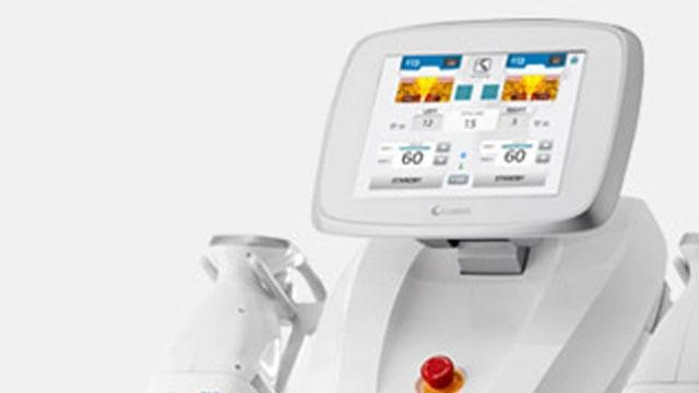 Medicinapparat med berøringsskærm og kontrolpanel til behandling og diagnosticering.