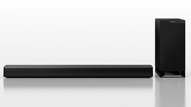 Sort soundbar med tilhørende subwoofer på hvid baggrund.