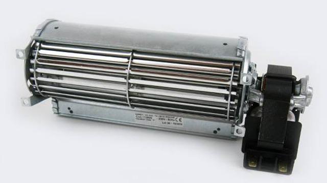 En elektrisk motor med metalhus og ventilatorblade til industriel brug.